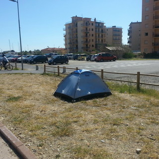 Arma di Taggia: camping abusivo sulla ciclabile, la segnalazione con foto di un lettore