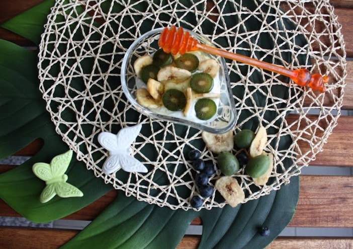 Colazione e-NERGI®-zzante: yogurt greco, mirtilli, NERGI® e miele