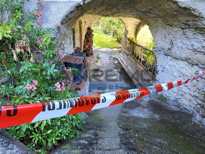 Fulmine sul campanile di Corte, oggi al via i lavori di bonifica e messa in sicurezza: zona ancora evacuata Fulmine sul campanile di Corte, oggi al via i lavori di bonifica e messa in sicurezza: zona ancora evacuata