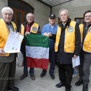 Sanremo: una bandiera con le firme dei ragazzi di quinta elementare con disegno sarà inviata al Presidente Mattarella Sanremo: una bandiera con le firme dei ragazzi di quinta elementare con disegno sarà inviata al Presidente Mattarella