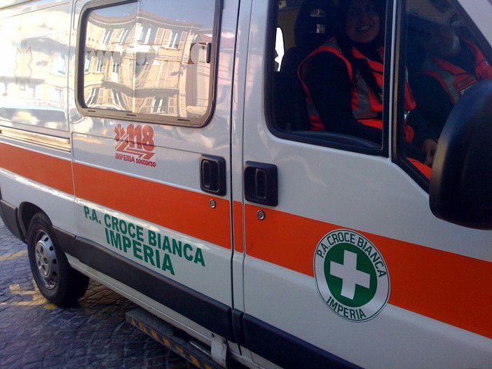 Imperia: perde il controllo della moto e finisce contro alcune auto posteggiate