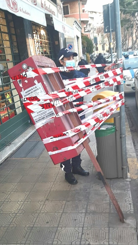 Sanremo: messa in sicurezza una cassetta delle lettere pericolante in corso Orazio Raimondo Sanremo: messa in sicurezza una cassetta delle lettere pericolante in corso Orazio Raimondo