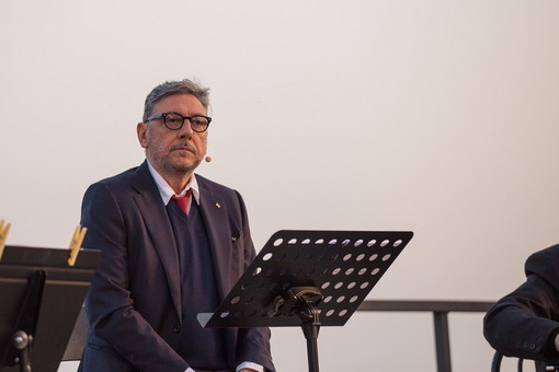Sergio Castellitto celebra il lavoro degli operatori sanitari e ricorda le vittime del covid da una terrazza del San Martino di Genova: “Una lezione da non dimenticare” (foto)