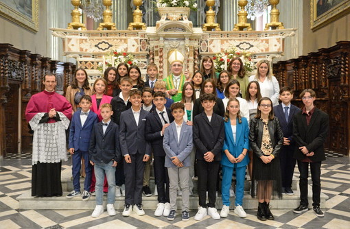 Imperia, il vescovo Borghetti impartisce le cresime nella ricorrenza dei 40 anni di sacerdozio (foto) Imperia, il vescovo Borghetti impartisce le cresime nella ricorrenza dei 40 anni di sacerdozio (foto)