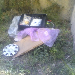 Imperia: 'Da quando è partito il porta a porta ci sono cumuli di rifiuti su capo Berta", la denuncia di una nostra lettrice (foto)