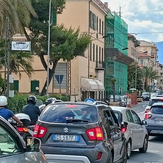 Code e rallentamenti per la festa in Francia, un lettore: "Nessun vigile a regolamentare il traffico!"