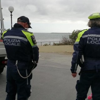 Coronavirus, a Diano Marina procedono i controlli della polizia municipale su autocertificazioni e sulla chiusura delle attività commerciali (Foto) Coronavirus, a Diano Marina procedono i controlli della polizia municipale su autocertificazioni e sulla chiusura delle attività commerciali (Foto)