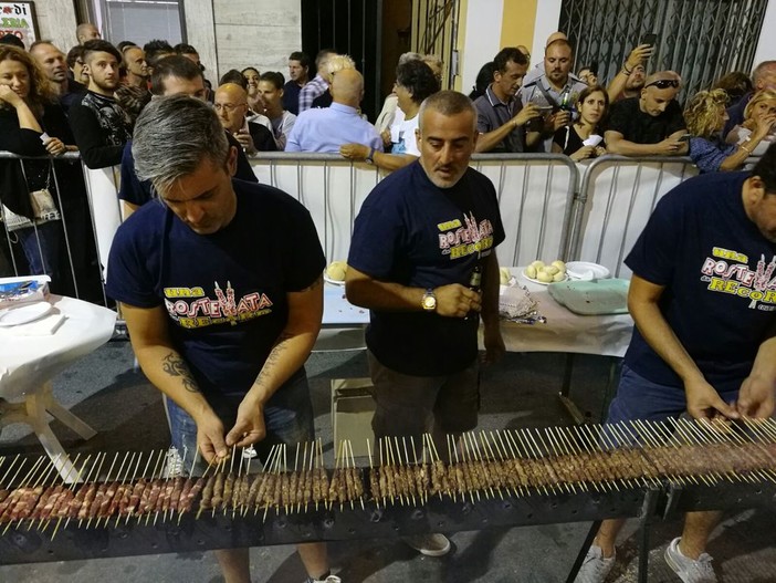 Coldirodi: rostellata da record questa sera in piazza San Sebastiano per i festeggiamenti di Sant’Anna Coldirodi: rostellata da record questa sera in piazza San Sebastiano per i festeggiamenti di Sant’Anna