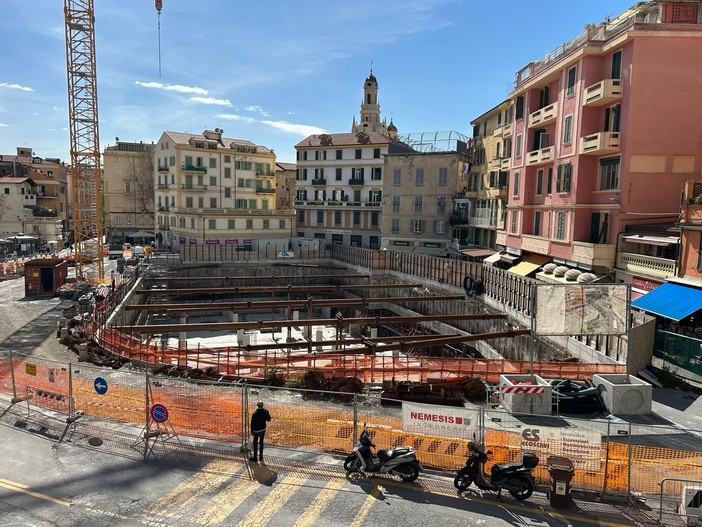 Sanremo e il cantiere infinito in piazza Eroi, commercianti allo stremo per i ritardi: "Crollo degli incassi del 50%" (Video)
