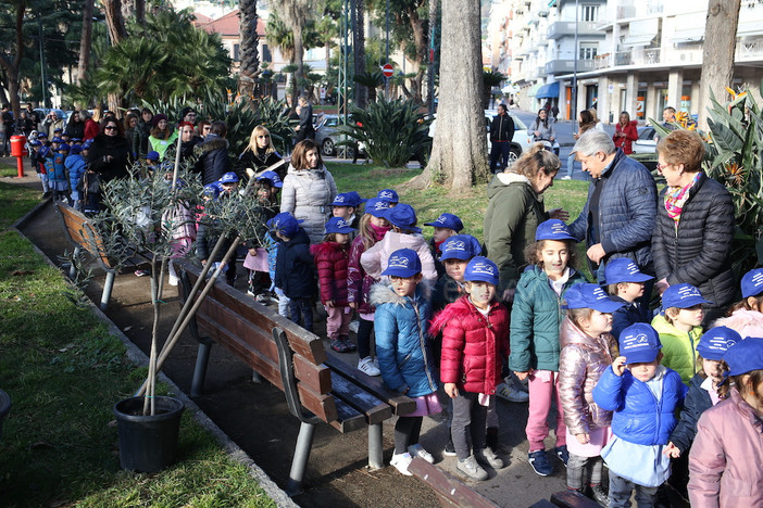 I bambini dell'asilo di Arma di Taggia donano un ulivo per i giardini di via Magellano (Foto e Video)