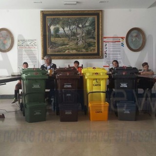 Ospedaletti: il 1° giugno scatta il 'porta a porta' per negozi ed i grandi condomini, campagna informativa del Ccr nelle scuole Ospedaletti: il 1° giugno scatta il 'porta a porta' per negozi ed i grandi condomini, campagna informativa del Ccr nelle scuole