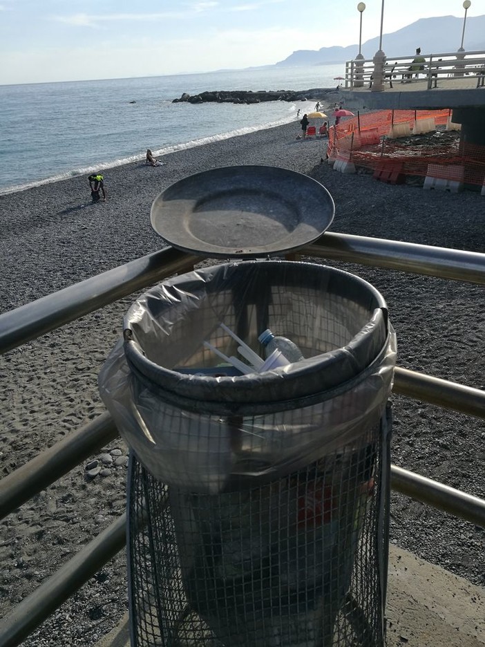 Bordighera Plastic Free, ma sulle spiagge la raccolta rifiuti avviene in un unico cestino, la denuncia del consigliere Ramoino (Foto)