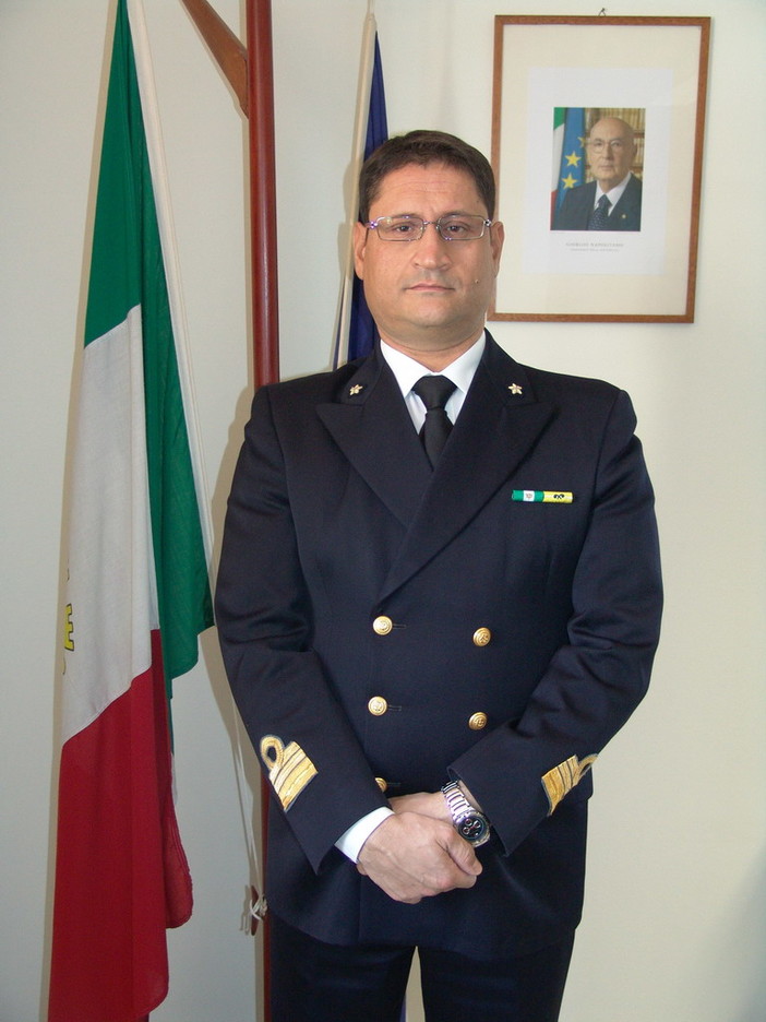Il capitano di fregata Enrico Macrì Il capitano di fregata Enrico Macrì