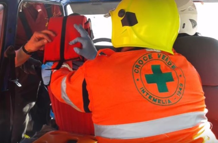 Ventimiglia: bimbo sulla carrozzina investito da un'auto in via Cavour, per fortuna sta bene e non ha subito ferite