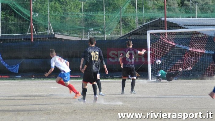 Calcio. Bomber Trotti è l'eroe del Camporosso: doppietta e Arenzano ko. "Ma domenica ci attendono ancora novanta minuti di guerra"