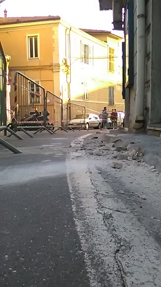 Sanremo: caduta di calcinacci all'angolo tra via Costiglioli e corso Inglesi, fortunatamente nessun danno