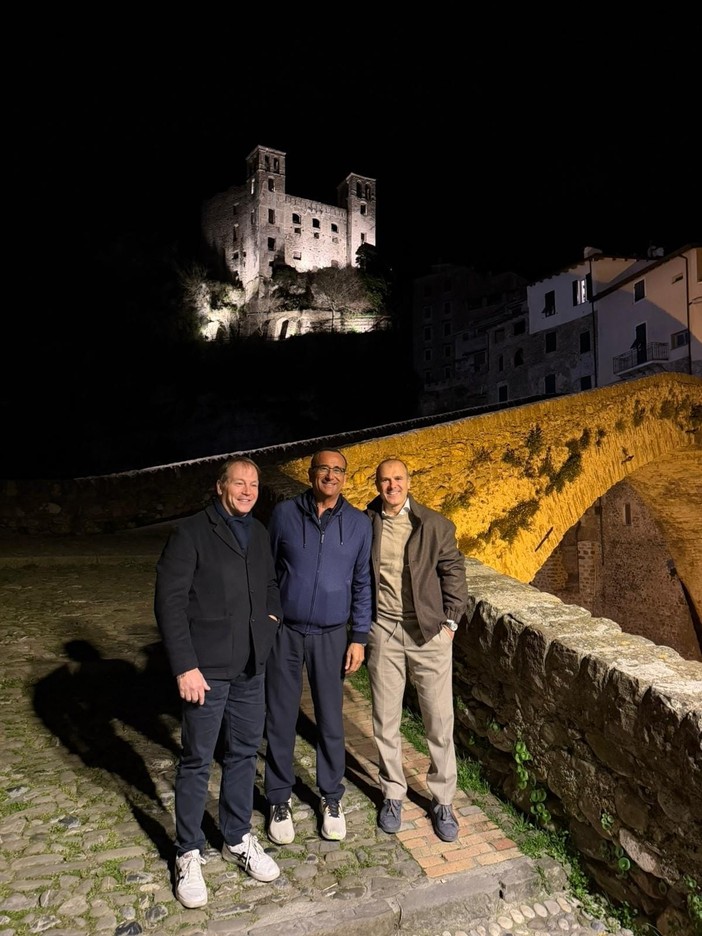 Passeggiata nel centro storico e serata tra amici, Carlo Conti visita Dolceacqua