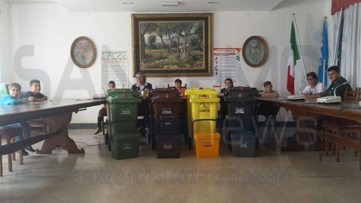 Ospedaletti: il 1° giugno scatta il 'porta a porta' per negozi ed i grandi condomini, campagna informativa del Ccr nelle scuole Ospedaletti: il 1° giugno scatta il 'porta a porta' per negozi ed i grandi condomini, campagna informativa del Ccr nelle scuole