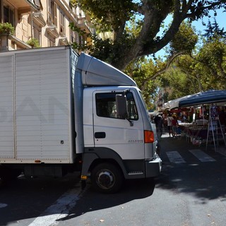 Ventimiglia: prime misure di sicurezza al mercato del venerdì, varchi chiusi da camion, ma l’Amministrazione pensa ad una soluzione definitiva