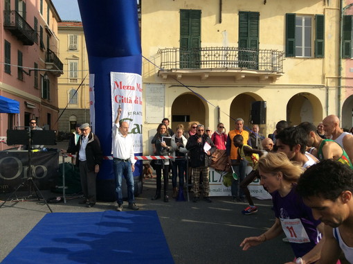 Imperia: il sindaco di Carlo Capacci dà il via alla settima edizione della mezza maratona Imperia: il sindaco di Carlo Capacci dà il via alla settima edizione della mezza maratona