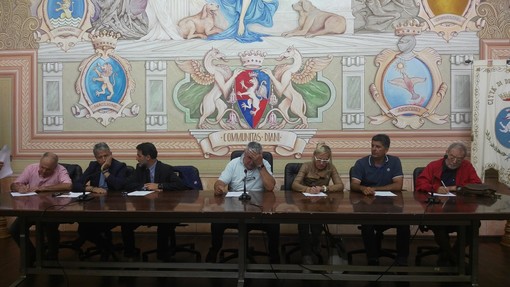 Crisi idrica nel dianese, i sindaci fanno fronte comune. "Una soluzione domani mattina, o pronti ad azioni diverse" (foto e video) Crisi idrica nel dianese, i sindaci fanno fronte comune. "Una soluzione domani mattina, o pronti ad azioni diverse" (foto e video)