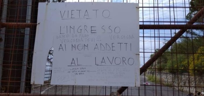 Il cartello polemico sulla chiusura dell'incompiuta apparso nelle scorse settimane Il cartello polemico sulla chiusura dell'incompiuta apparso nelle scorse settimane
