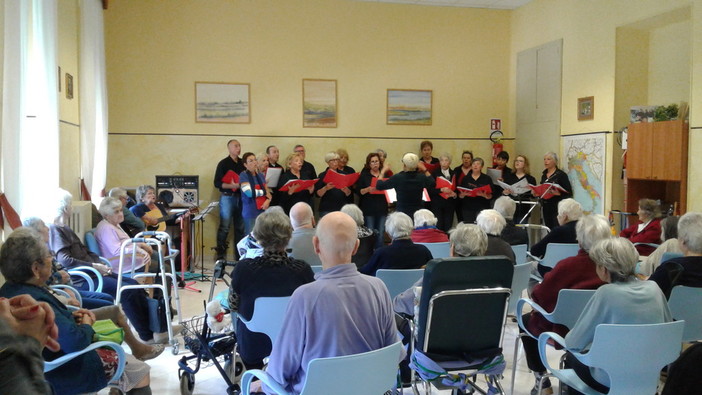 Ventimiglia: il Coro dell'Associazione Volontari Ospedalieri si esibisce per gli ospiti della Fondazione Chiappori di Latte Ventimiglia: il Coro dell'Associazione Volontari Ospedalieri si esibisce per gli ospiti della Fondazione Chiappori di Latte