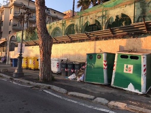 Ventimiglia: sopralluogo di Confcommercio e Docks Lanterna a Marina San Giuseppe, Piccolo "Occorre trovare un equilibrio fra differenziata e decoro urbano" Ventimiglia: sopralluogo di Confcommercio e Docks Lanterna a Marina San Giuseppe, Piccolo "Occorre trovare un equilibrio fra differenziata e decoro urbano"
