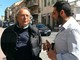 Vallecrosia, topi in città: il consigliere Quesada munito di fionda intervista commercianti e cittadini “Come vedete la presa di posizione dell'Assessore Paolino?”