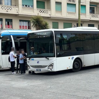 Trasporti in Riviera: corsa per Sanremo cancellata, utenti esasperati. Intanto in piazza Colombo proseguono i controlli (Foto)