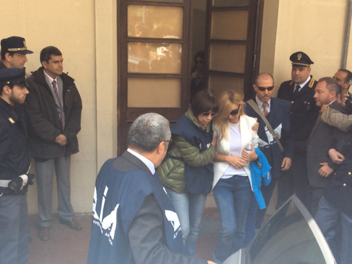 Ventimiglia: alle 10.50 Chiara Rizzo è arrivata a Ponte San Luigi, ora è negli uffici della Polizia italiana Ventimiglia: alle 10.50 Chiara Rizzo è arrivata a Ponte San Luigi, ora è negli uffici della Polizia italiana
