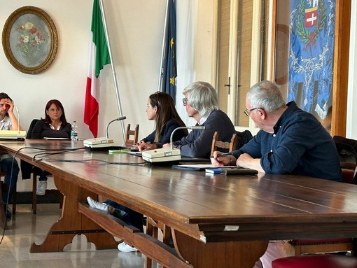 Ospedaletti, Consiglio rinviato e nuovo passaggio in aula verso il 27 aprile: il caso degli atti e dei tempi del rendiconto