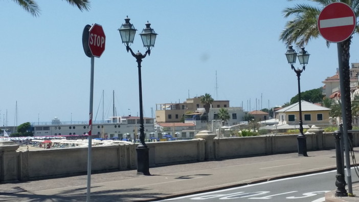 Sanremo: cartello non visibile al termine di Via Trento e Trieste, la segnalazione con foto di un lettore Sanremo: cartello non visibile al termine di Via Trento e Trieste, la segnalazione con foto di un lettore