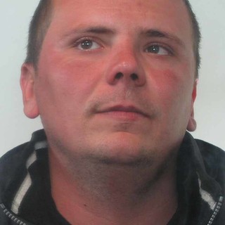 Ruba macchina e si mette alla guida ubriaco rischiando di travolgere i passanti: in manette a Ventimiglia 30enne rumeno Ruba macchina e si mette alla guida ubriaco rischiando di travolgere i passanti: in manette a Ventimiglia 30enne rumeno