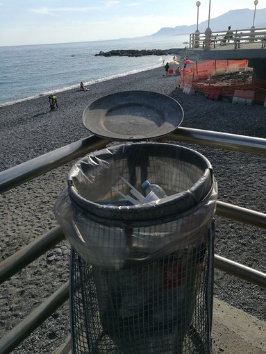 Bordighera Plastic Free, ma sulle spiagge la raccolta rifiuti avviene in un unico cestino, la denuncia del consigliere Ramoino (Foto)