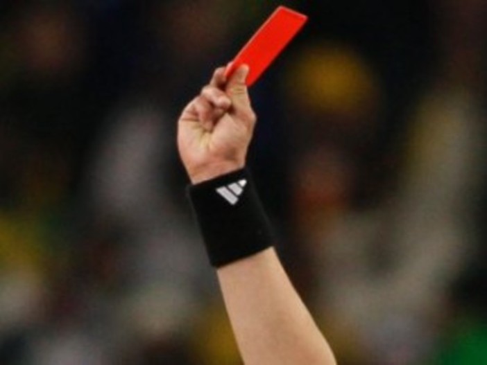 Calcio. Rivoluzionato il regolamento: dai falli di mano ai cartellini degli allenatori, ecco le novità che entreranno a breve in vigore
