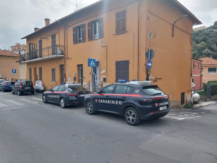 Imperia, minaccia i familiari e aggredisce le forze dell'ordine: è caccia all'uomo sull'Argine destro Imperia, minaccia i familiari e aggredisce le forze dell'ordine: è caccia all'uomo sull'Argine destro