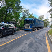 Camion in avaria sulla Statale 28, perde liquido scivoloso: traffico a senso unico alternato Camion in avaria sulla Statale 28, perde liquido scivoloso: traffico a senso unico alternato