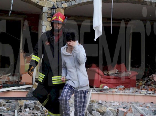 Sanremo: boato e crollo di parte di un'abitazione di via Privata al Sole. All'interno anche Gabriel Garko. L'attore è sotto choc. Condurrà il Festival? (foto e video) Sanremo: boato e crollo di parte di un'abitazione di via Privata al Sole. All'interno anche Gabriel Garko. L'attore è sotto choc. Condurrà il Festival? (foto e video)