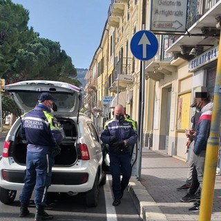 Diano Marina, controlli della polizia locale alle fermate dei bus: sanzionati quattro giovani provenienti da Sanremo