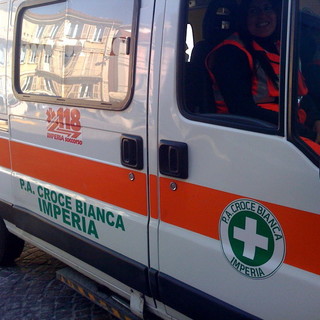 Imperia: perde il controllo della moto e finisce contro alcune auto posteggiate