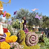 27 GENNAIO 2003. Corso Fiorito di Sanremo, stravince Imperia grazie alla Carrozza con i topini (Pinocchio) 27 GENNAIO 2003. Corso Fiorito di Sanremo, stravince Imperia grazie alla Carrozza con i topini (Pinocchio)