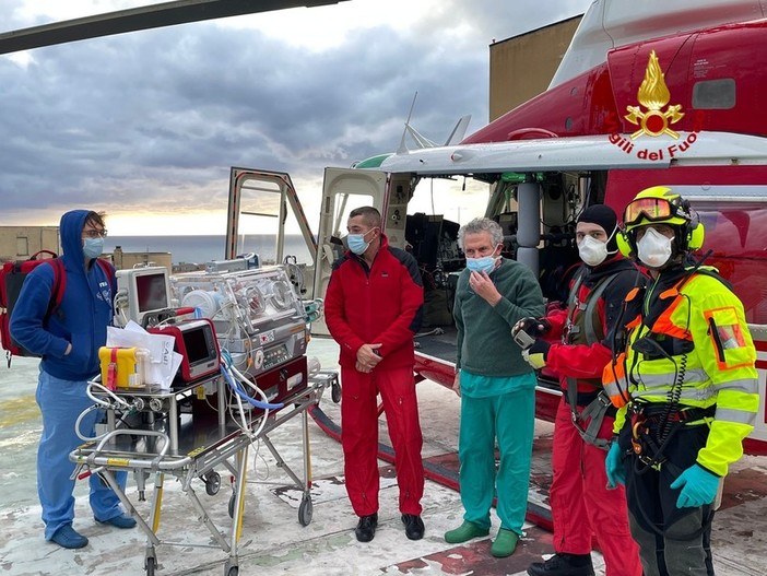 Neonata da Imperia al Gaslini in elicottero, trasportata con la nuova culla Sten (foto) Neonata da Imperia al Gaslini in elicottero, trasportata con la nuova culla Sten (foto)