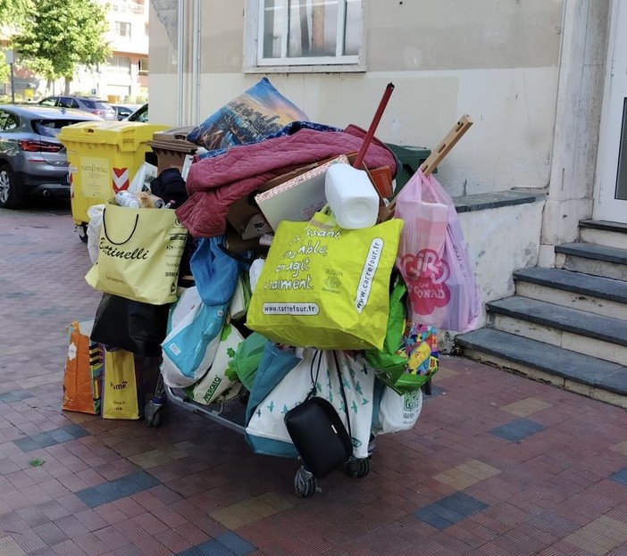 Ventimiglia, accumula spazzatura sui carrelli: Di Muro chiede il Daspo urbano Ventimiglia, accumula spazzatura sui carrelli: Di Muro chiede il Daspo urbano