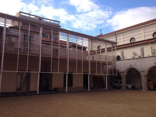 Ventimiglia: un’insolita costruzione nel chiostro di Sant’Agostino fa discutere sui social