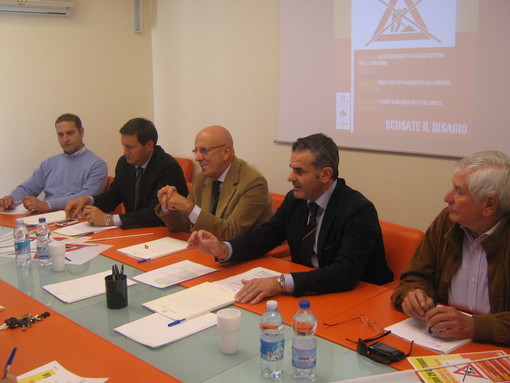 Il tavolo della conferenza stampa Il tavolo della conferenza stampa