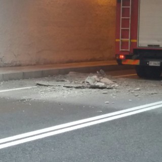 Ventimiglia: cadono calcinacci dal soffitto di una galleria in prossimità del confine Ventimiglia: cadono calcinacci dal soffitto di una galleria in prossimità del confine