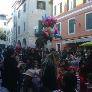 La città di confine si divide tra beneficenza e diatribe: a Ventimiglia è polemica sulla chiusura strade per l'evento di Lilt e Confesercenti