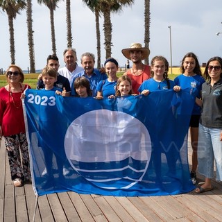 10 anni di bandiera blu a Santo Stefano al Mare: la consegna alle spiagge e un riconoscimento per la Canottieri