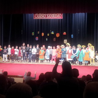 Sanremo: teatro gremito al casinò per la recita natalizia della scuola primaria del Castillo